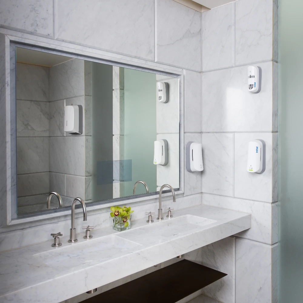 Manual soap dispenser white in situ