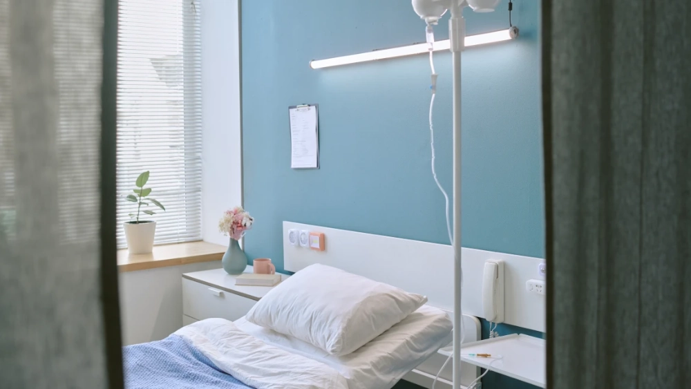 ri-cn-sunlight-illuminating-empty-hospital-bed-with-iv-2228425556
