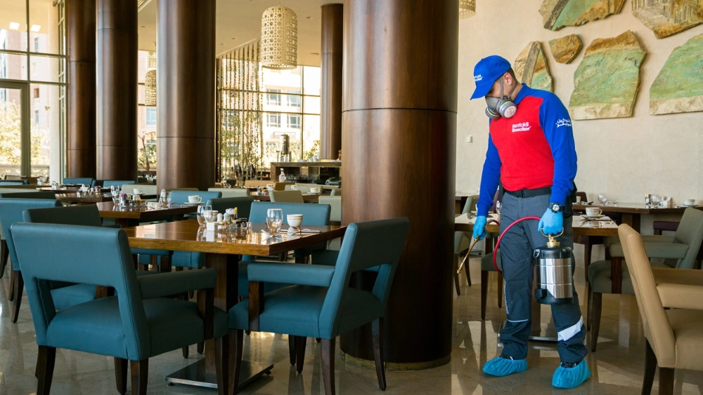 ri-cn-banner-image-colleague-conducting-pest-control-restaurant