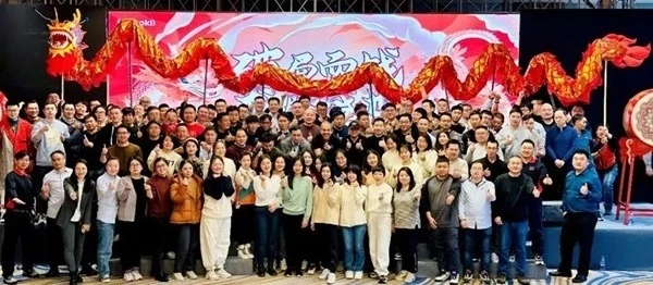 演讲者在会议室向台下观众展示主题为 的幻灯片。