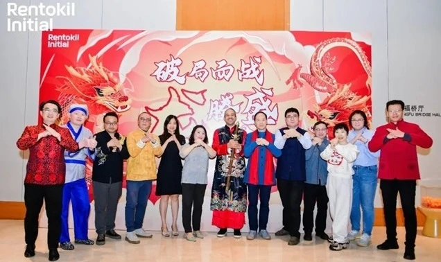 演讲者在会议室向台下观众展示主题为“2023 Challenges”的幻灯片。